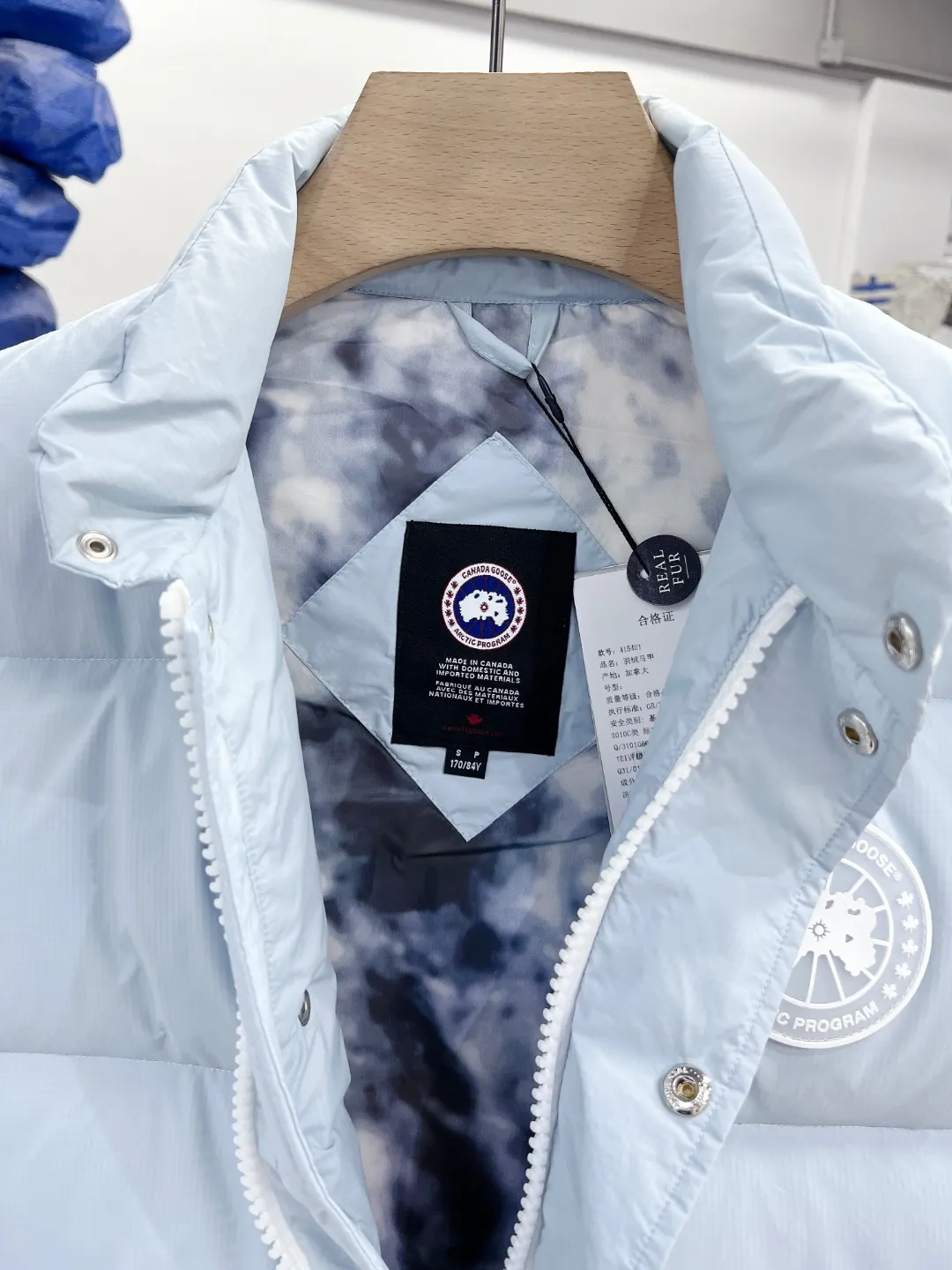 P480 𝗖𝗔𝗡𝗔𝗗𝗔 𝗚𝗢𝗢𝗦𝗘/Canada Goose White Label Glacier Vest Down Jacket Freestyle Vest THEICON This excellent down-filled vest can be freely layered with a variety of clothes, making it a favorite during the changing seasons. It's classic, versatile and provides excellent warmth. The Northern Lights capsule collection is reimagined in rich tones inspired by the stunning colors of Canada's north. The Glacial Haze capsule collection is revamped with a striking and layered color palette that evokes the feeling of being caught in the mist surrounding icebergs and glaciers. The top original replica version refers to the highest version in China (there is no one) (it is a piece of craftsmanship to make a piece of clothing that is ZP when placed in the counter) 1⃣ Made of original custom-made double plain 9500-100% nylon nylon fabric, windproof, waterproof and stain-resistant 2⃣ Filled with national standard Guangzhou Inspection white duck down, the amount of down is more than twice that of ordinary goods.  3⃣The zipper is customized from Yoshida YKK factory, with clear engraving and perfect and smooth texture. 4⃣Collar label, armband, back label, hangtag, complete anti-counterfeiting mark. Color: black, white, mood blue, melted water blue, graphite gray, purple. Size: XS S M L XL XXL